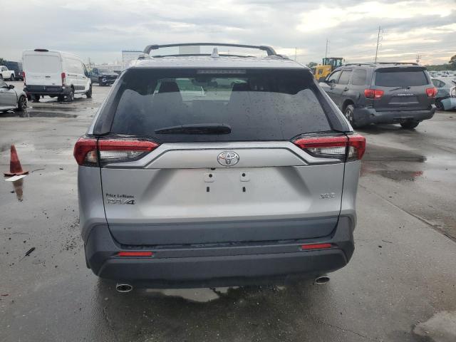 2T3W1RFV0PW296013 - 2023 TOYOTA RAV4 XLE 银色 照片 6
