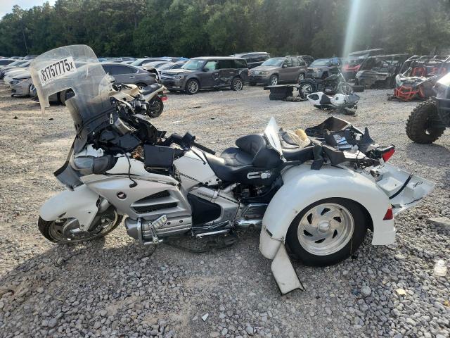 JH2SC68G4CK002080 - 2012 HONDA GL1800 WHITE photo 3