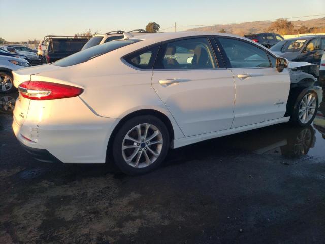 3FA6P0LU2KR205316 - 2019 FORD FUSION SE WHITE photo 3