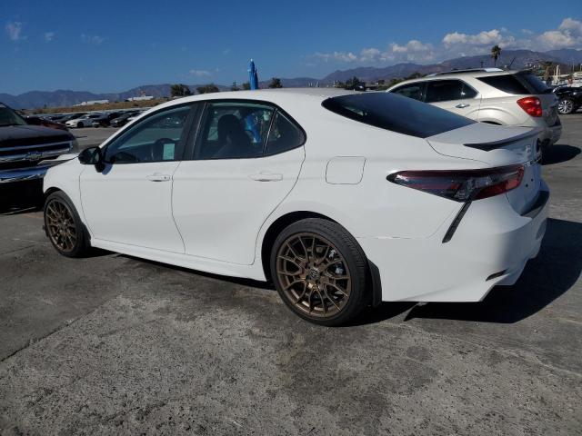 4T1T11BK3PU100011 - 2023 TOYOTA CAMRY SE NIGHT SHADE WHITE photo 2