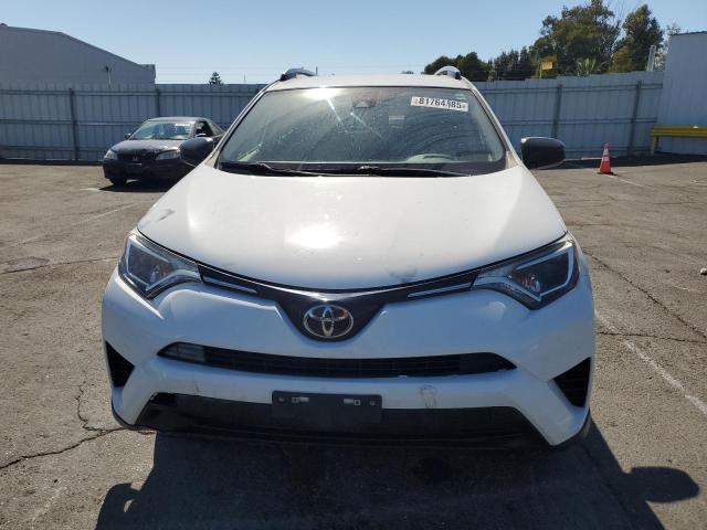JTMBFREV2HJ714430 - 2017 TOYOTA RAV4 LE Белый фото 5
