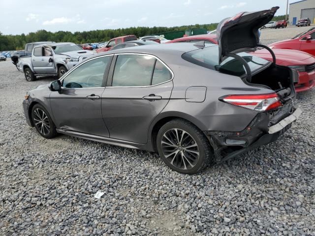 4T1G11AK8LU916581 - 2020 TOYOTA CAMRY SE GRAY photo 2