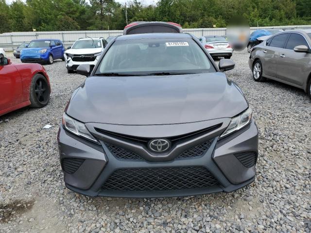 4T1G11AK8LU916581 - 2020 TOYOTA CAMRY SE GRAY photo 5