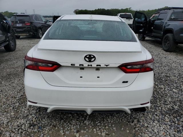 4T1G11AK8MU538702 - 2021 TOYOTA CAMRY SE WHITE photo 6