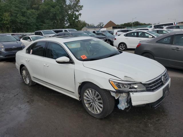 1VWBT7A35HC074670 - 2017 VOLKSWAGEN PASSAT SE თეთრი ფოტო 4