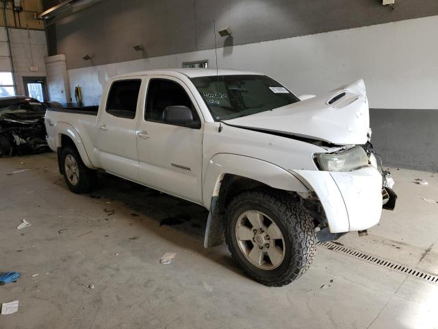 3TMMU4FN8AM023332 - 2010 TOYOTA TACOMA DOUBLE CAB LONG BED WHITE photo 4