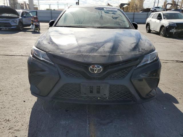 4T1G11AK3LU966398 - 2020 TOYOTA CAMRY SE BLACK photo 5