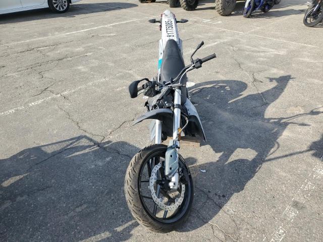 538XXDZ44LCJ13774 - 2020 ZERO MOTORCYCLES INC FXS SILVER photo 2