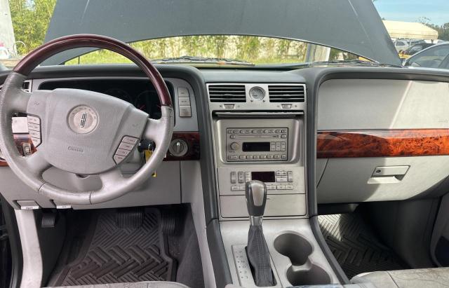 5LMFU28R24LJ10638 - 2004 LINCOLN NAVIGATOR შავი ფოტო 9
