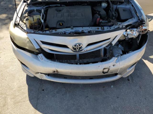 2T1BU4EE6CC865669 - 2012 TOYOTA COROLLA BASE ვერცხლისფერი ფოტო 11