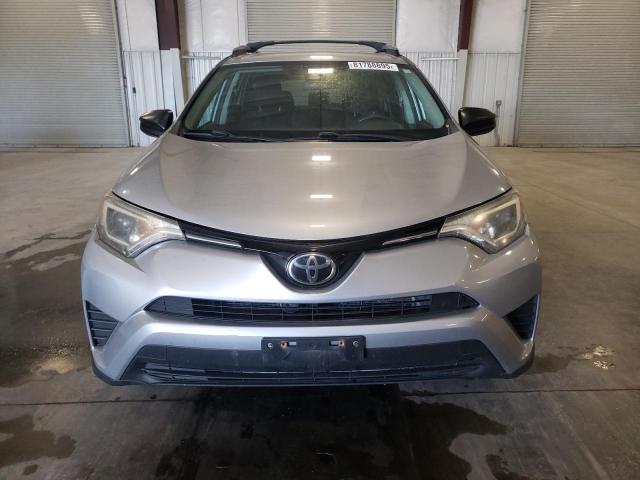 2T3BFREV2HW591407 - 2017 TOYOTA RAV4 LE Արծաթագույն լուսանկար 5