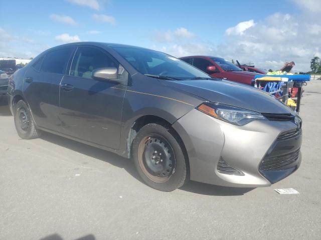 5YFBURHE2HP735095 - 2017 TOYOTA COROLLA L ნაცრისფერი ფოტო 4