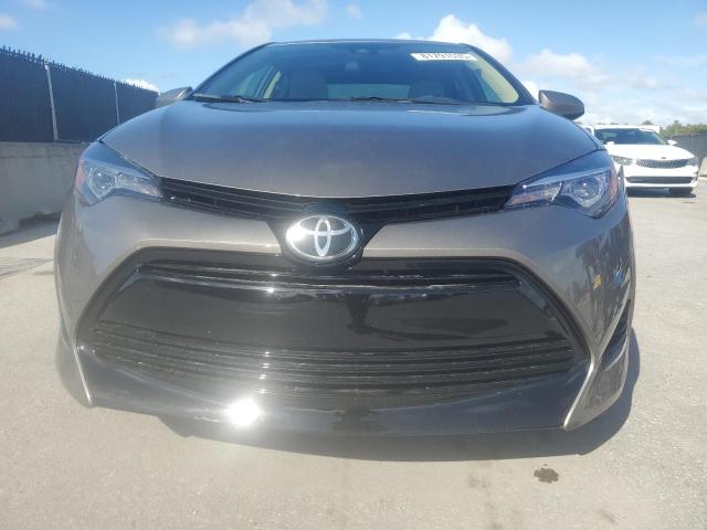 5YFBURHE2HP735095 - 2017 TOYOTA COROLLA L ნაცრისფერი ფოტო 5