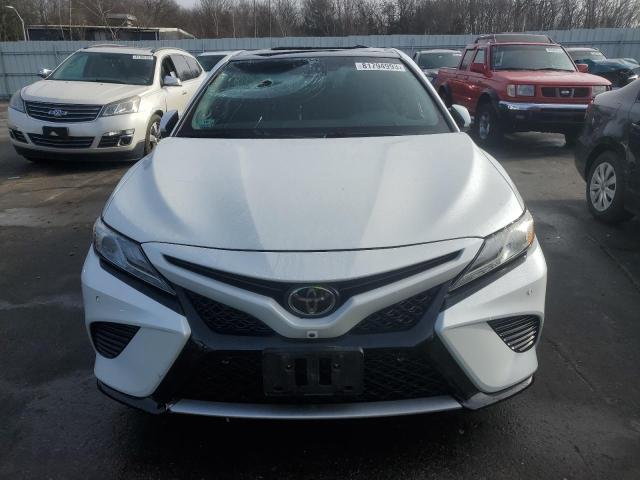 4T1BZ1HK5JU013620 - 2018 TOYOTA CAMRY XSE WHITE photo 5