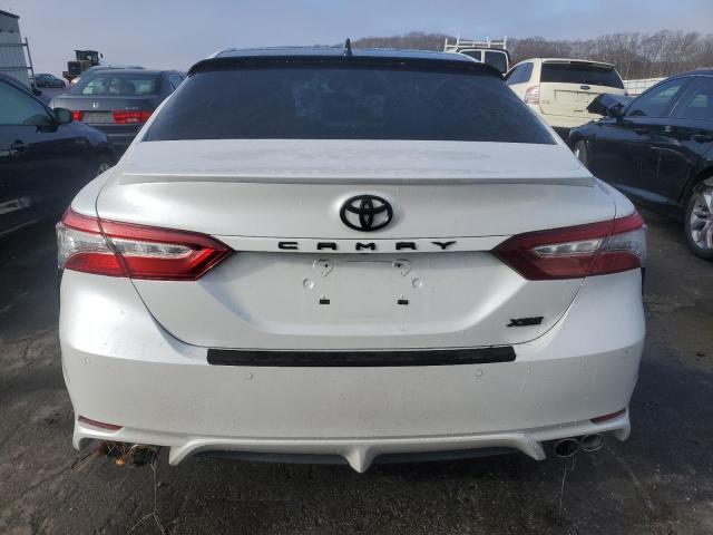 4T1BZ1HK5JU013620 - 2018 TOYOTA CAMRY XSE WHITE photo 6