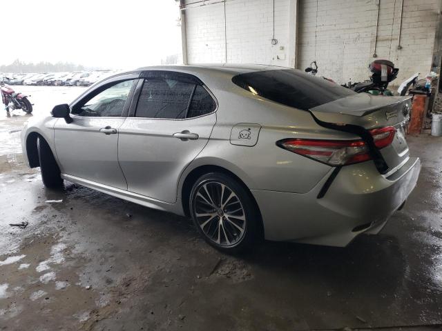 4T1B11HK0JU501834 - 2018 TOYOTA CAMRY L SILVER photo 2