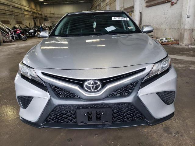 4T1B11HK0JU501834 - 2018 TOYOTA CAMRY L SILVER photo 5