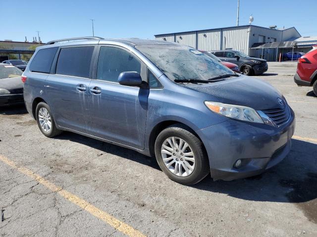 5TDYZ3DC6HS789486 - 2017 TOYOTA SIENNA XLE BLUE photo 4