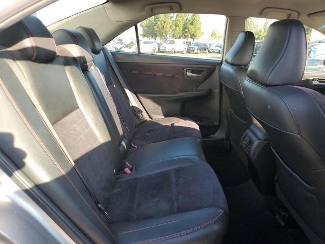 4T1BF1FK0FU496887 - 2015 TOYOTA CAMRY LE ვერცხლისფერი ფოტო 10