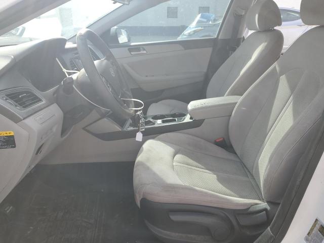 5NPE24AF6FH217056 - 2015 HYUNDAI SONATA SE WHITE photo 7