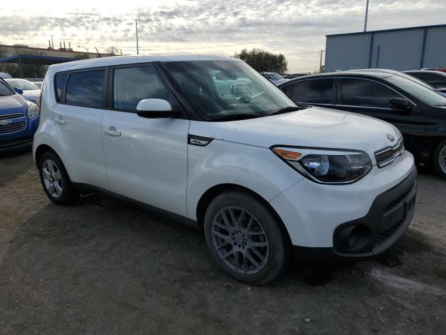 KNDJN2A21J7536790 - 2018 KIA SOUL WHITE photo 4