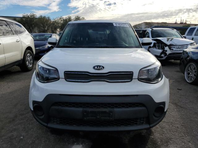 KNDJN2A21J7536790 - 2018 KIA SOUL WHITE photo 5