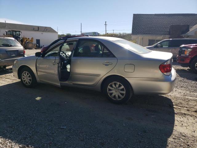 4T1BE32K95U584680 - 2005 TOYOTA CAMRY LE SILVER photo 2
