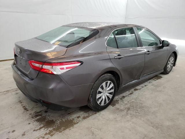 4T1B11HKXJU621446 - 2018 TOYOTA CAMRY L GRAY photo 3