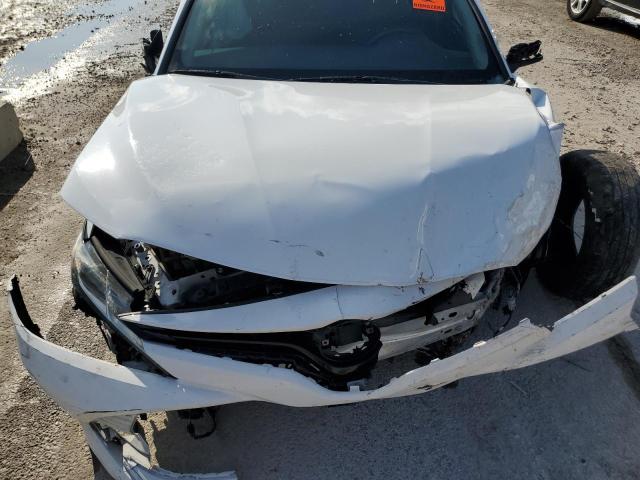 4T1B31HK3JU001211 - 2018 TOYOTA CAMRY LE WHITE photo 11