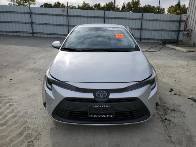 JTDBCMFE6R3051170 - 2024 TOYOTA COROLLA LE SILVER photo 5