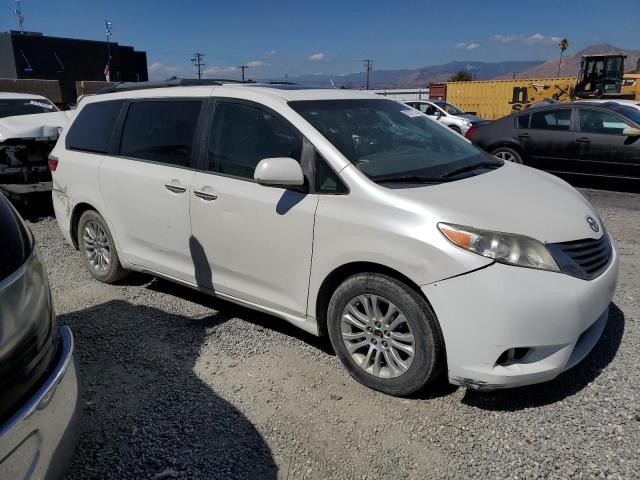 5TDYK3DC9FS635193 - 2015 TOYOTA SIENNA XLE WHITE photo 4