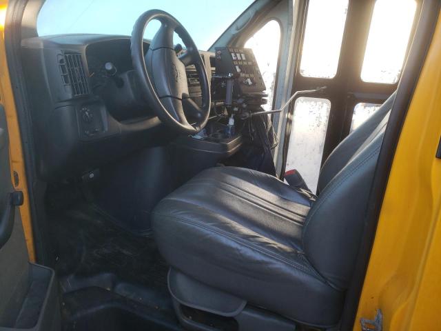 1GBJG31U041244142 - 2004 CHEVROLET EXPRESS YELLOW photo 7