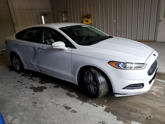 3FA6P0H76FR238425 - 2015 FORD FUSION SE WHITE photo 4