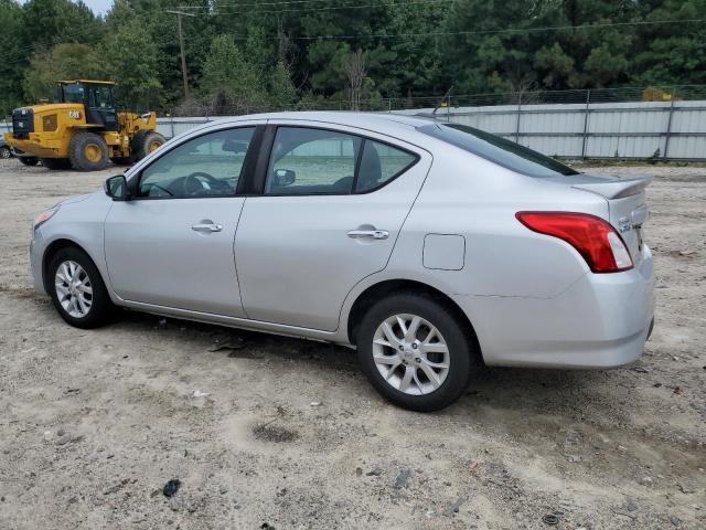 3N1CN7AP9HL877672 - 2017 NISSAN VERSA S 银色 照片 2