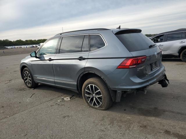 3VV2B7AX8MM158131 - 2021 VOLKSWAGEN TIGUAN SE رمادي صورة 2