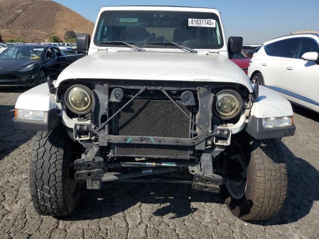 1C4HJXEG1JW304483 - 2018 JEEP WRANGLER U SAHARA WHITE photo 5