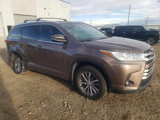 5TDJZRFH6JS806192 - 2018 TOYOTA HIGHLANDER SE BROWN photo 4