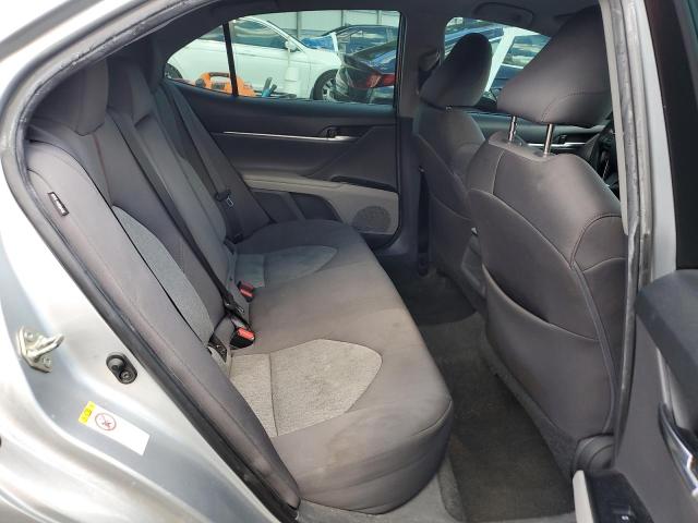 4T1B11HK5JU501702 - 2018 TOYOTA CAMRY L SILVER photo 10