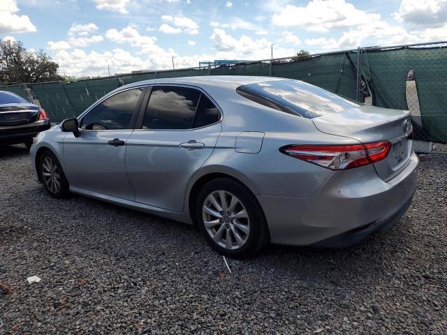 4T1B11HK5JU501702 - 2018 TOYOTA CAMRY L SILVER photo 2