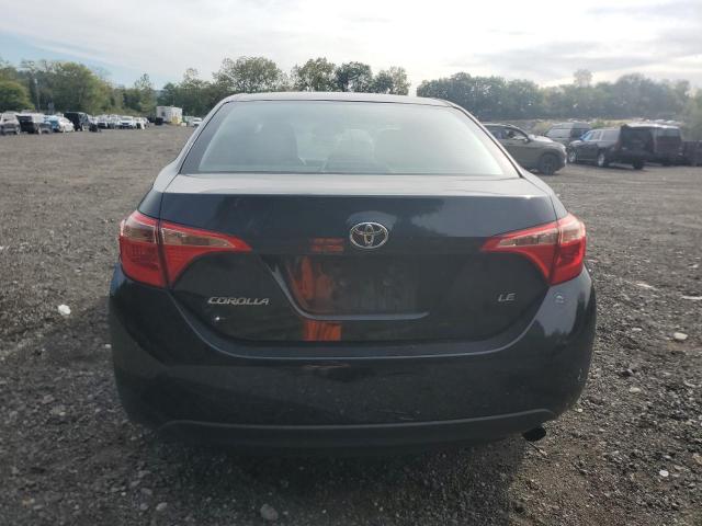 5YFBURHE6JP850045 - 2018 TOYOTA COROLLA L Czarny zdjęcie 6