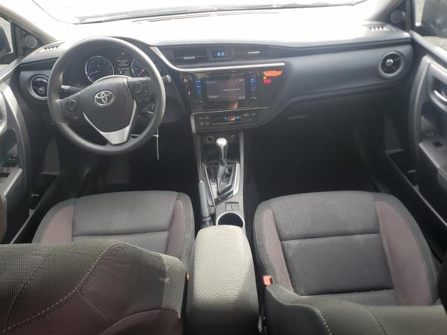 5YFBURHE6JP850045 - 2018 TOYOTA COROLLA L Czarny zdjęcie 8