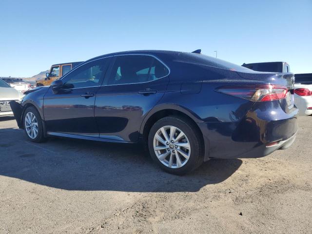 4T1C11AK1NU056895 - 2022 TOYOTA CAMRY LE BLUE photo 2