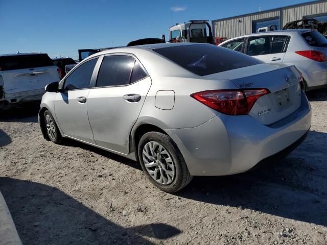 5YFBURHEXJP828047 - 2018 TOYOTA COROLLA L SILVER photo 2