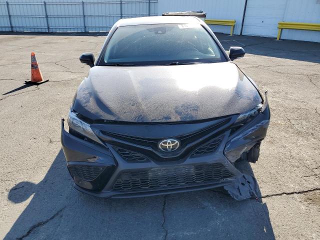 4T1G11AK5NU697808 - 2022 TOYOTA CAMRY SE BLACK photo 5