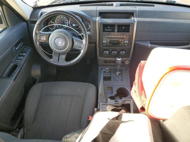 1C4PJMAK0CW147634 - 2012 JEEP LIBERTY SPORT Silber Foto 8