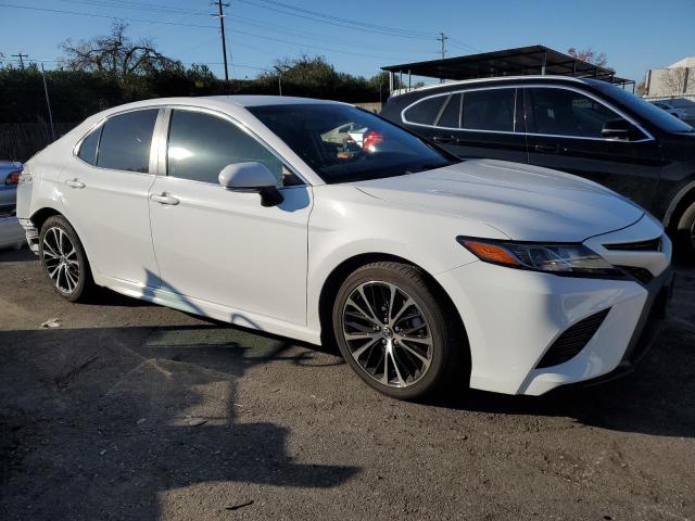 4T1B11HK6JU588056 - 2018 TOYOTA CAMRY L WHITE photo 4