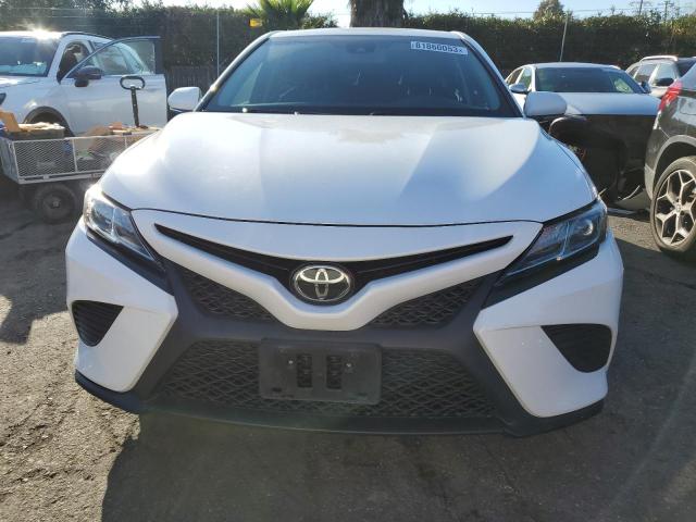 4T1B11HK6JU588056 - 2018 TOYOTA CAMRY L WHITE photo 5