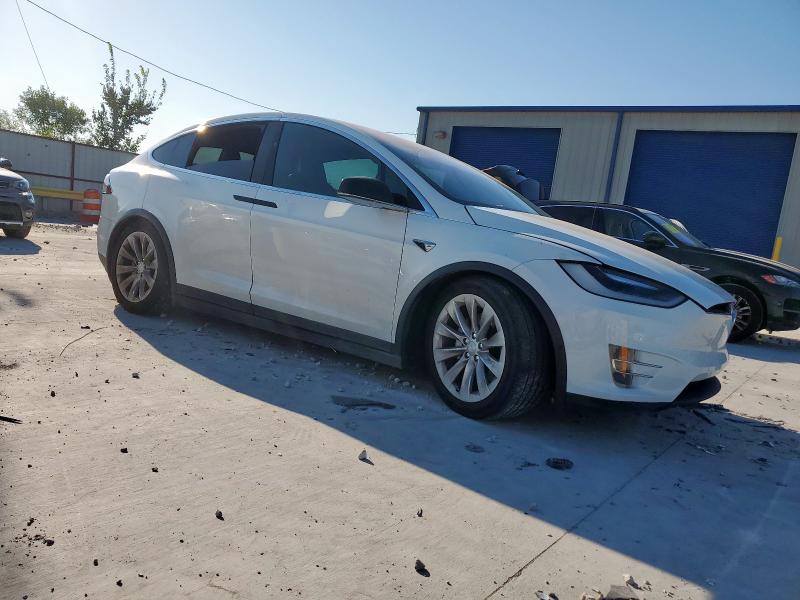 5YJXCAE26HF034284 - 2017 TESLA MODEL X WHITE photo 4