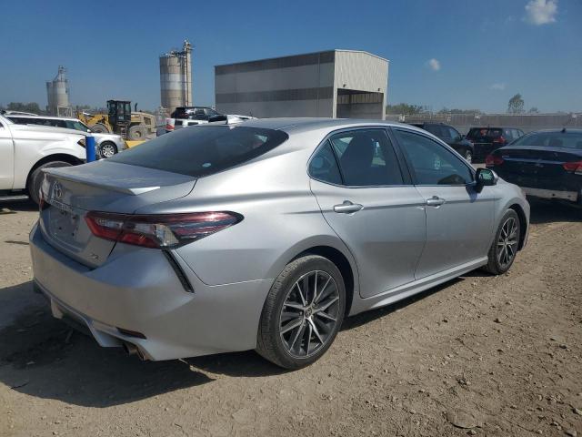 4T1G11AKXMU561057 - 2021 TOYOTA CAMRY SE 银色 照片 3