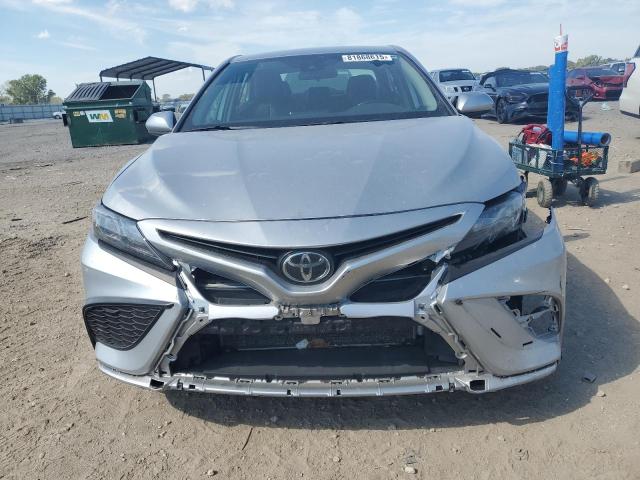 4T1G11AKXMU561057 - 2021 TOYOTA CAMRY SE 银色 照片 5
